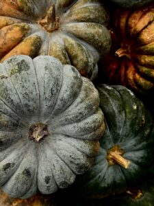 沖縄で10月に旅行中に泳げるスポットはどこですか？