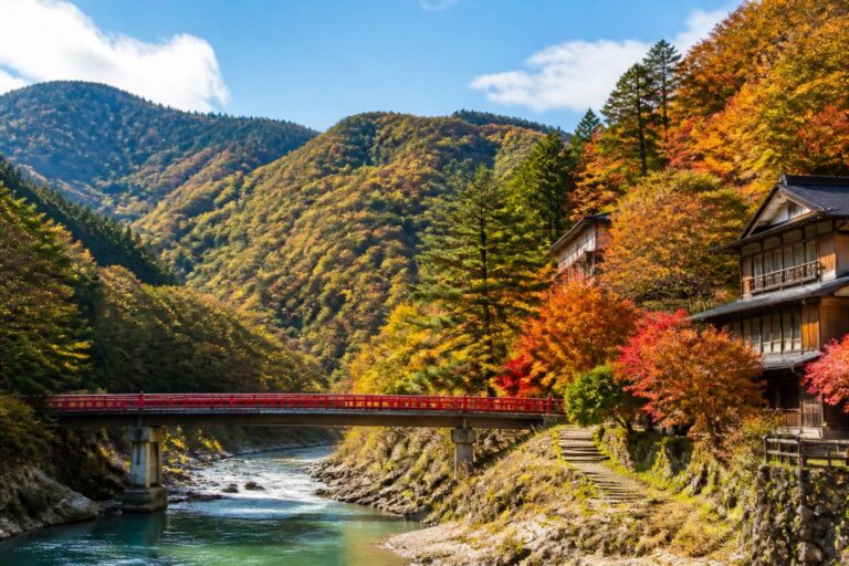 秋旅行で車なしで行ける観光地は？